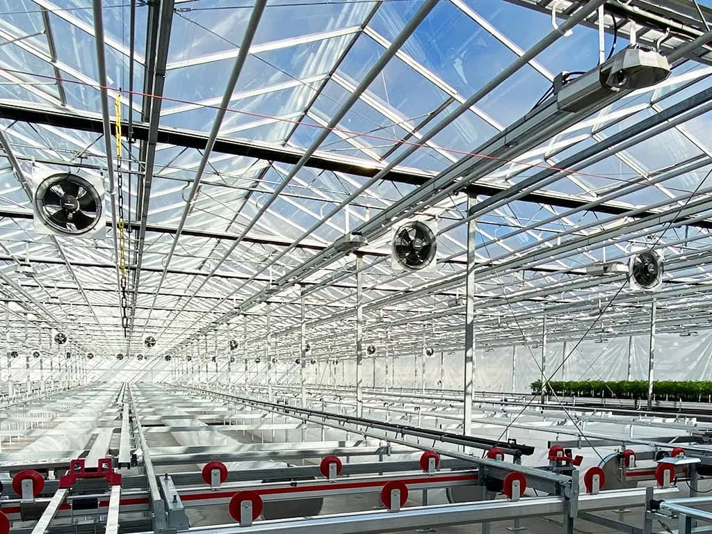 Système de ventilation et circulation d'air installé sous toiture de serre maraîchère